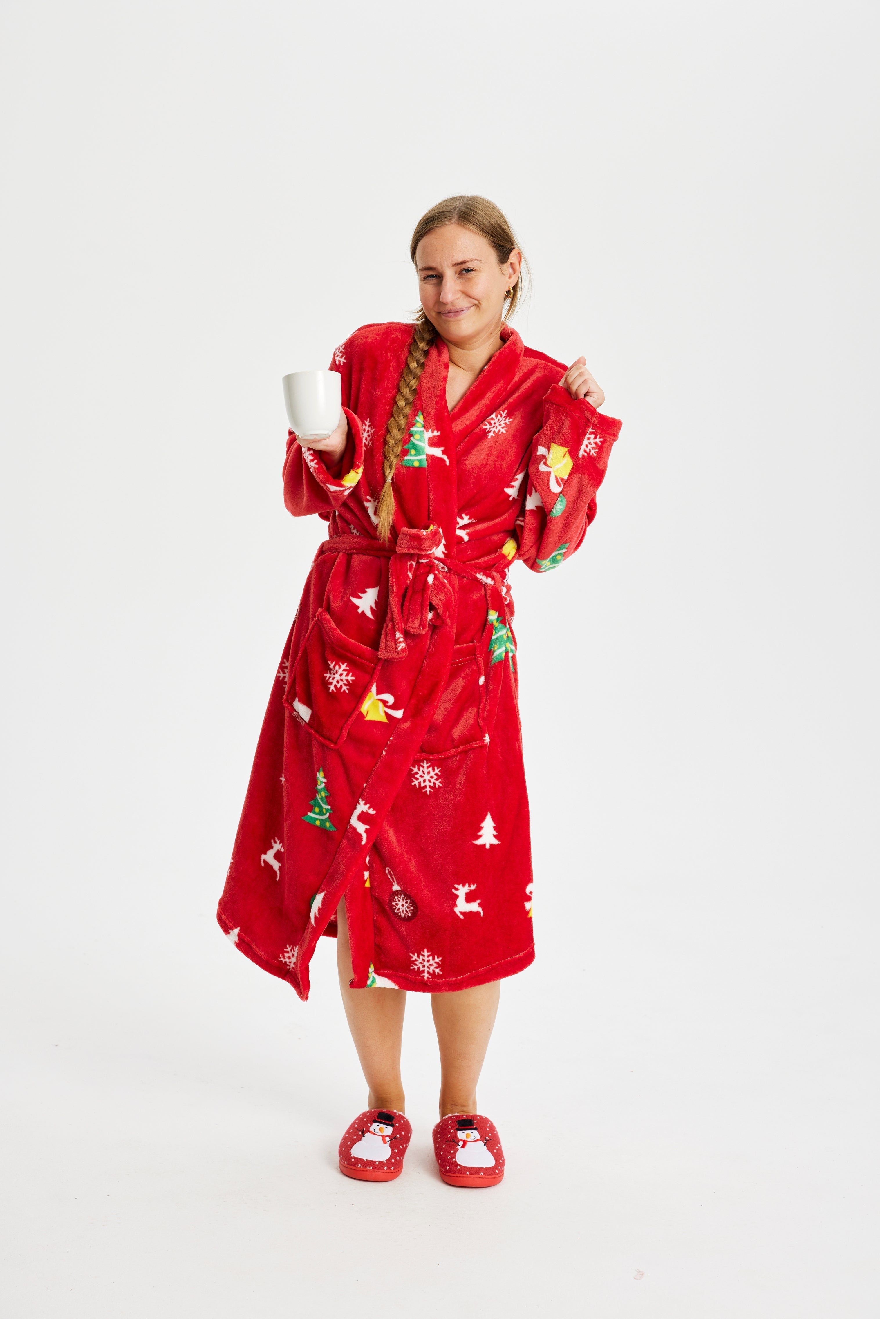 Une femme portant un peignoir rouge.